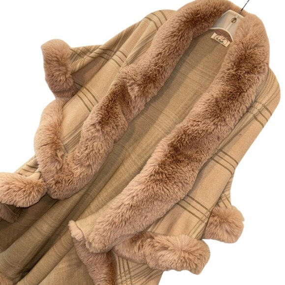 Lida Collection Camel khaki faux fur trim PLAID cape shawl STUNNING - Picture 4 of 6
